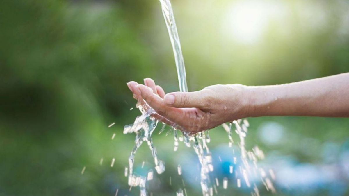 Wasser fließt durch eine Hand