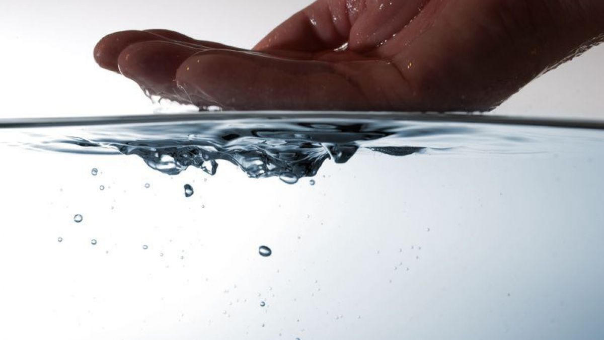 Hand im Wasser