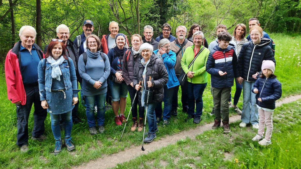 Gruppe von Personen in einem Auwald