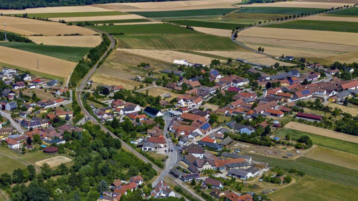 Luftbild einer ländlichen Gemeinde, umgeben von landwirtschaftlichen Flächen